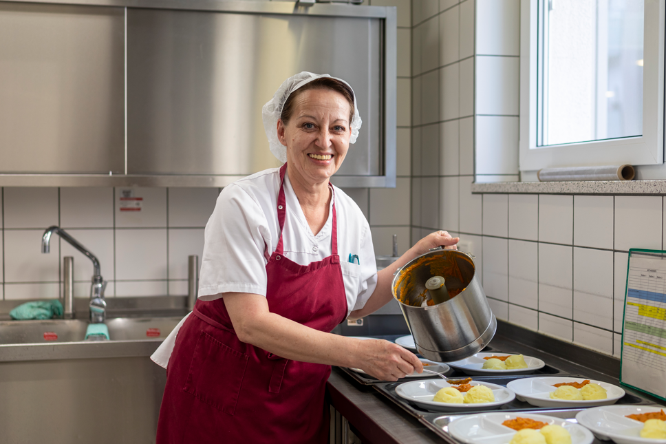 Bild zum Thema: Hauswirtschaftliche*r Mitarbeiter*in, Küchenhelfer *in, Beiköchin*Beikoch (m/w/d)